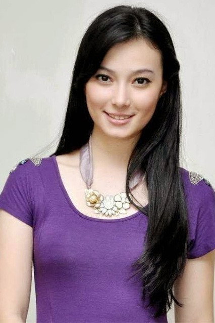 Asmirandah as Silvie in Dalam Mihrab Cinta