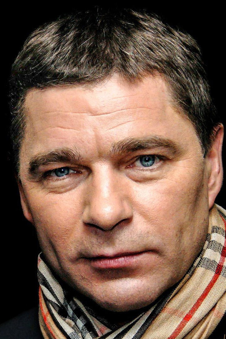 Сергей Маховиков as Леонид Вестников in Настоящие
