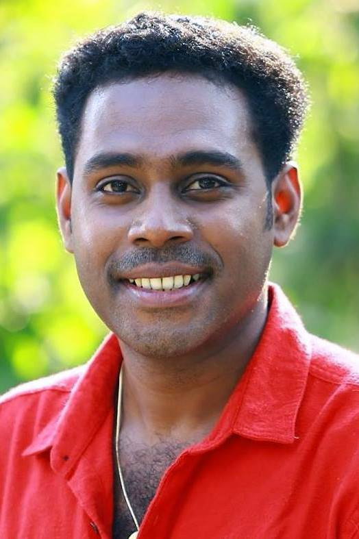 Senthil Krishna Rajamani as Vishnu in Enthada Saji