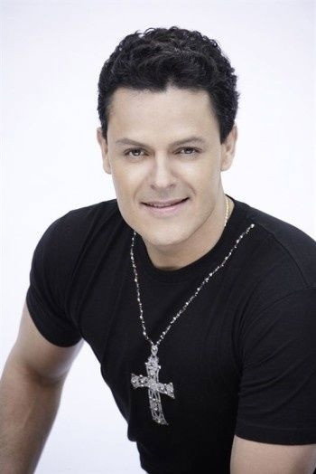 Pedro Fernández as Rafael Medina in Hasta que el dinero nos separe