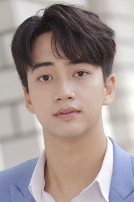 Bright Natthapat Jiraphawasut as Saenphoom in Welcome to the Farmhouse