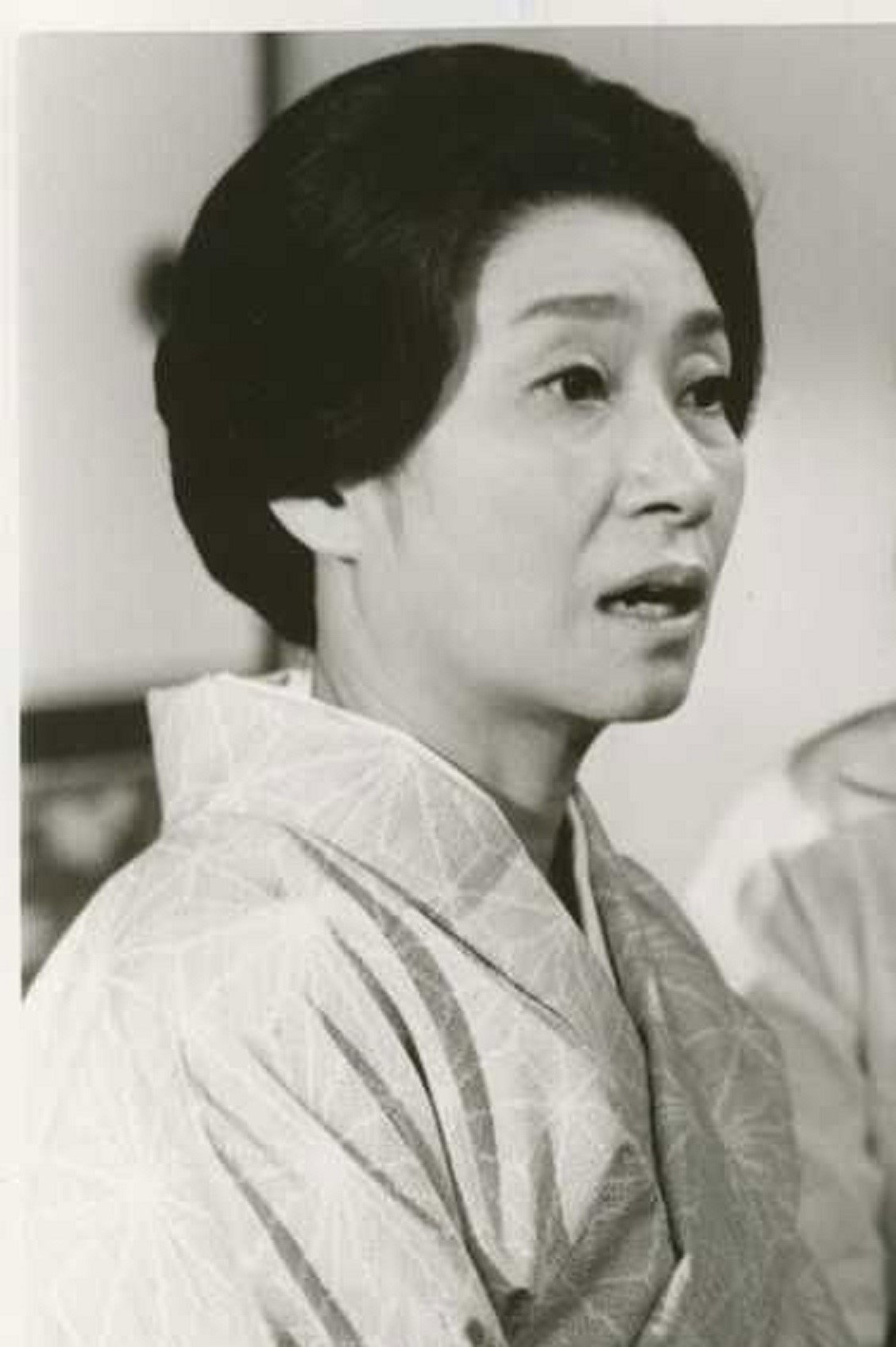山岡久乃 as 麻子 in Musume to Watashi