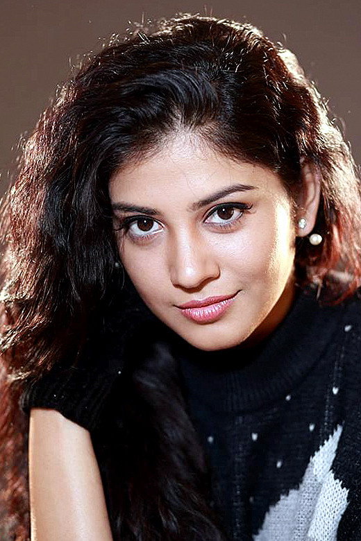 Sshivada Nair as Vandhana in Theera Kaadhal