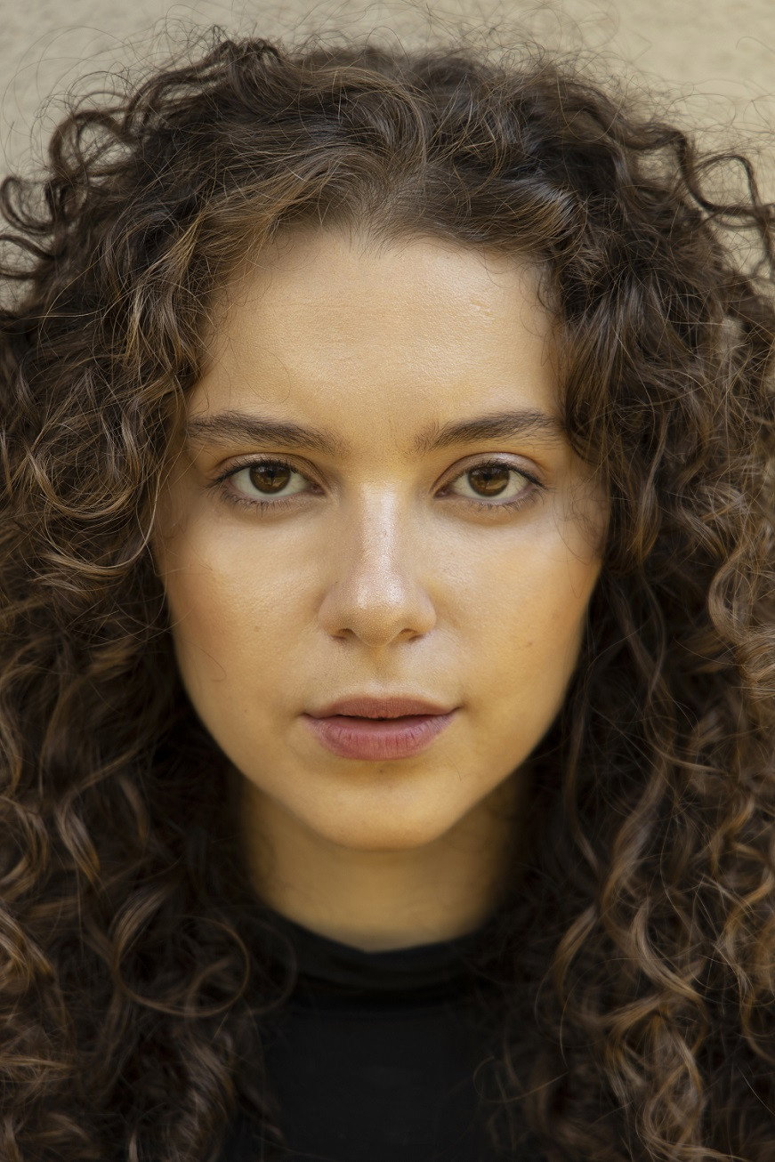 Carol Severian as Érica in O Pior Ainda Está Por Vir