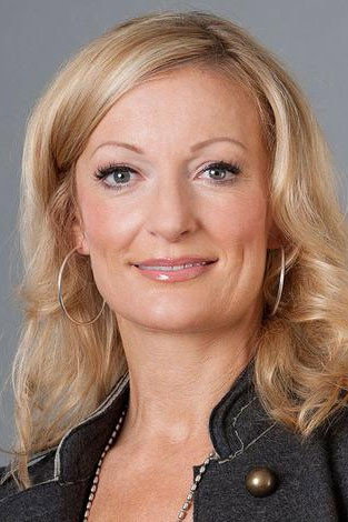 Monika Gruber as Self in Die Klugscheißer