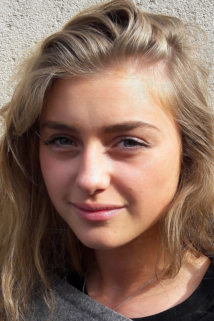 Laura Genovino as Apolline, fille de Matthieu et Alice in Drôle de famille !