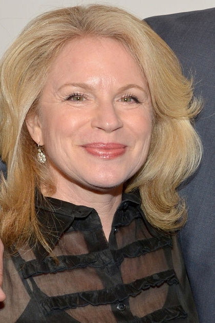 Marla Garlin as Noa in Woman in Deep