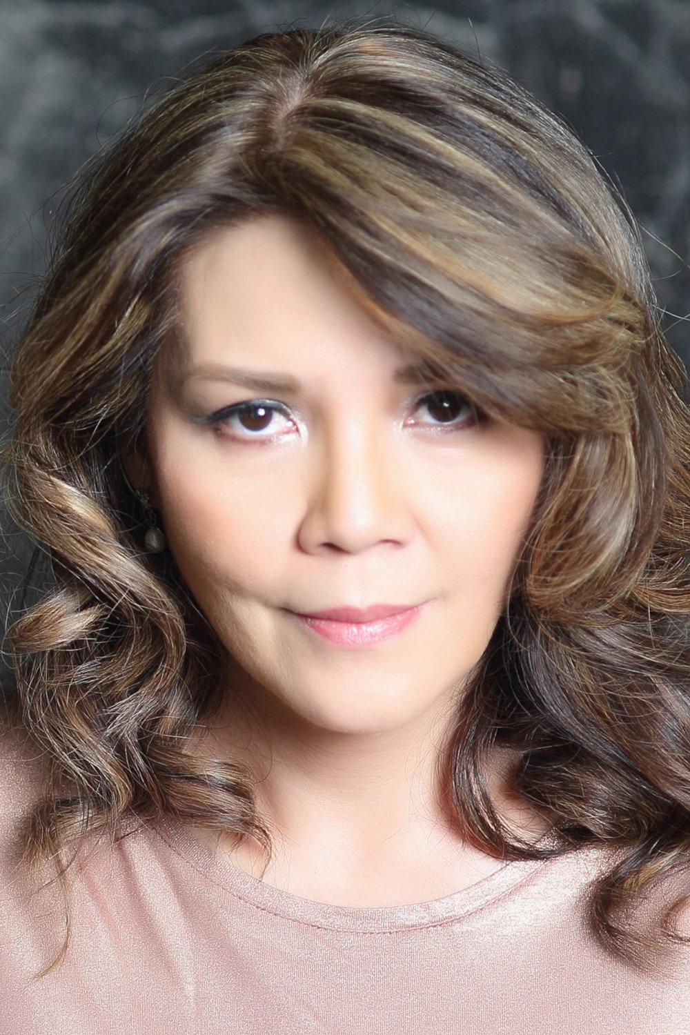 Rina Reyes as Vivian Sales in Dos Ekis