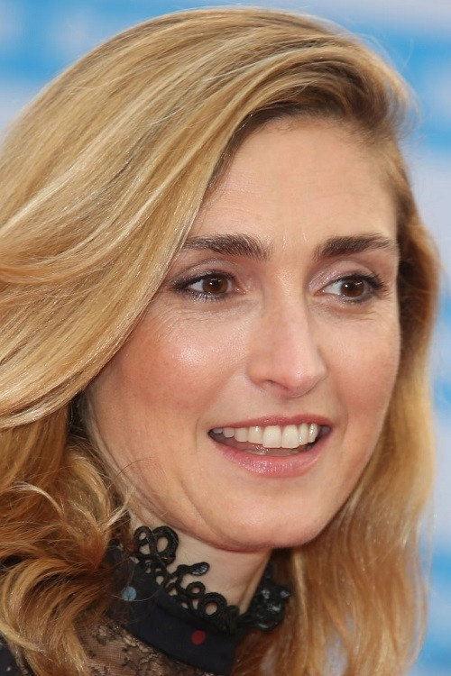 Julie Gayet as Victoire Delorme in Torn