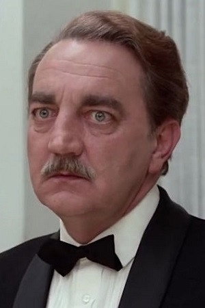 Ugo Bologna as suocero di Lorenzo in Yuppies