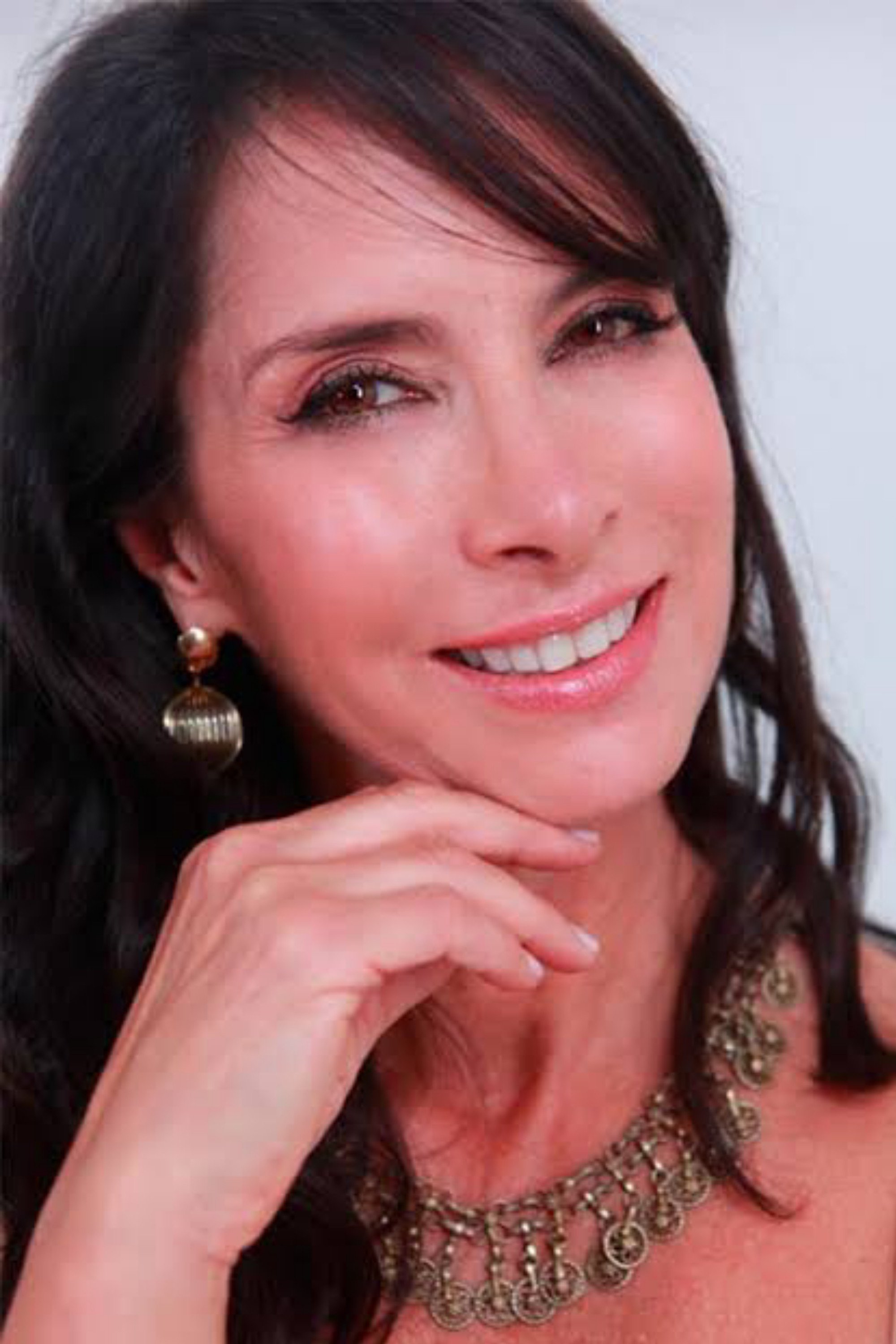 Laura García as Lucía in Siempreviva