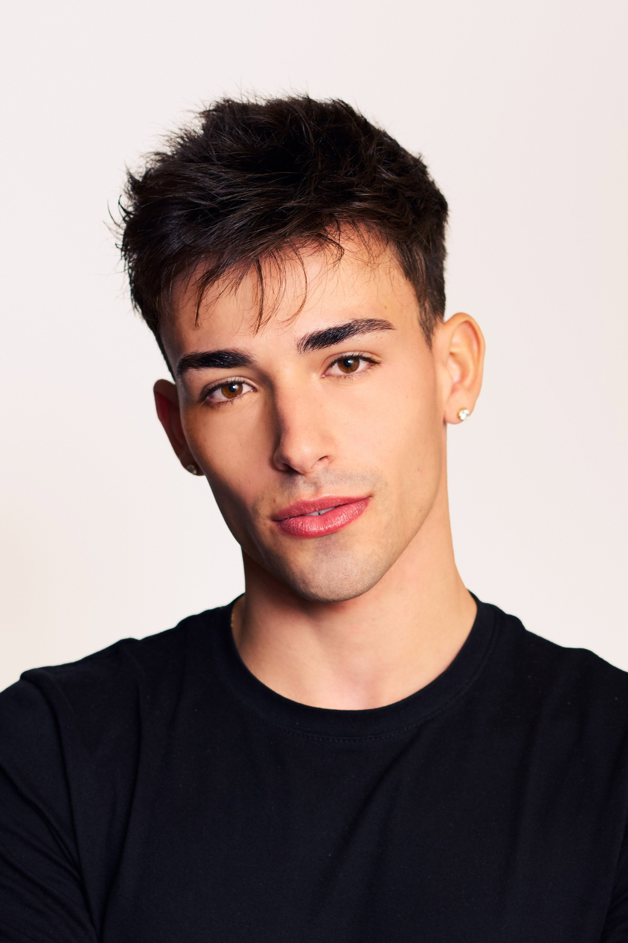 Alex Mandon Rey as Self - Contestant in Santos Bravos