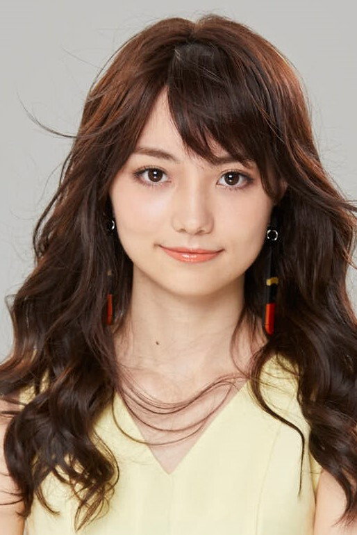 黑嘉嘉 as Girl in Aquarium in Mama Boy