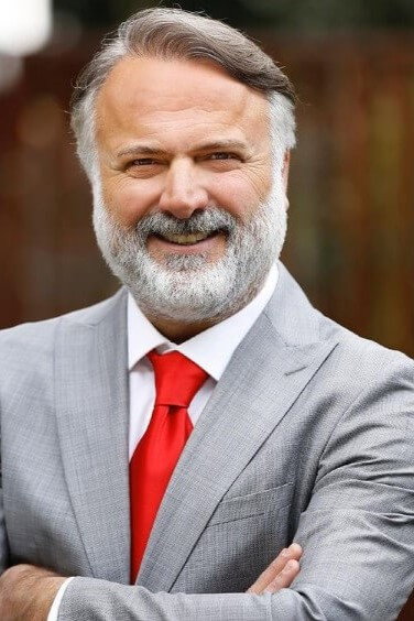 Zafer Öztürk as Şevki Yılmaz in Kırık Hayatlar