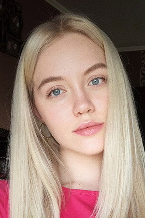 Ксения Симонова as Аля дочь Бархатова in Old Human Resources