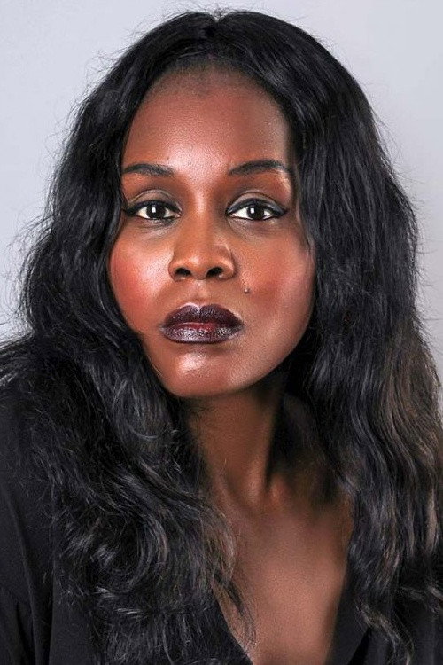 Manuela Paulo as Edith in Linha