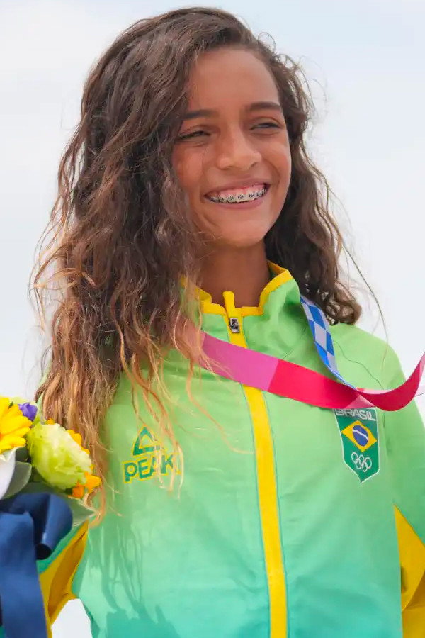 Rayssa Leal as Self in É Ouro! O Brilho do Brasil em Tóquio