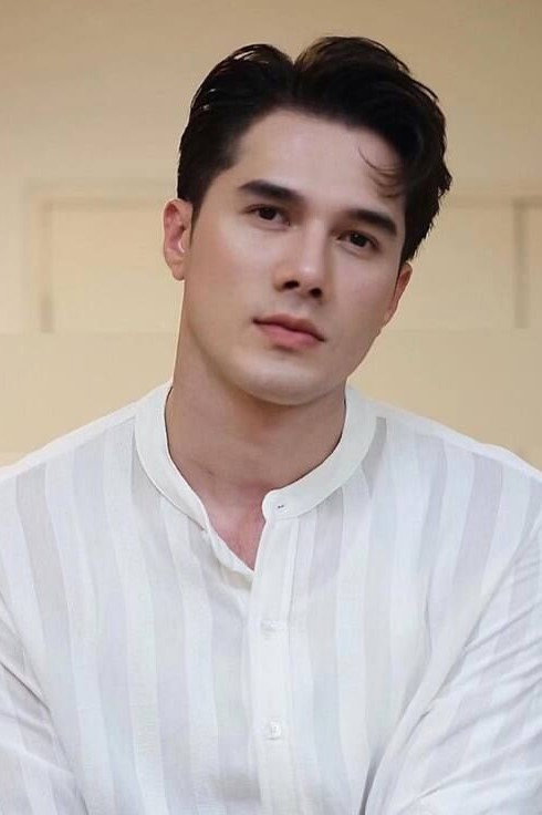 มิกค์ ทองระย้า as 'Aoey' Songklot in Mon Garn Bandan Ruk