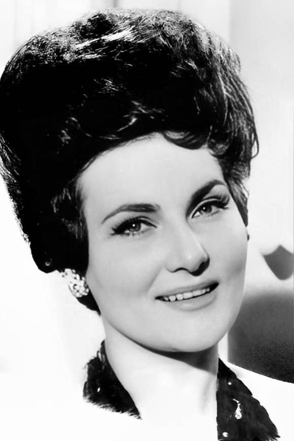 Angèle Durand as Sängerin in Das Nachtlokal zum Silbermond