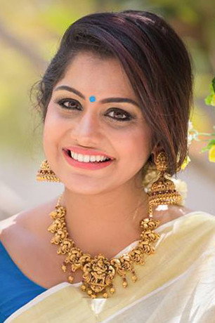 Meera Nandan as Reshma in Tourist Home