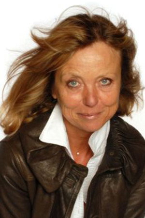 Linda Schagen Van Leeuwen as Dame met de rode handschoen in Permeke