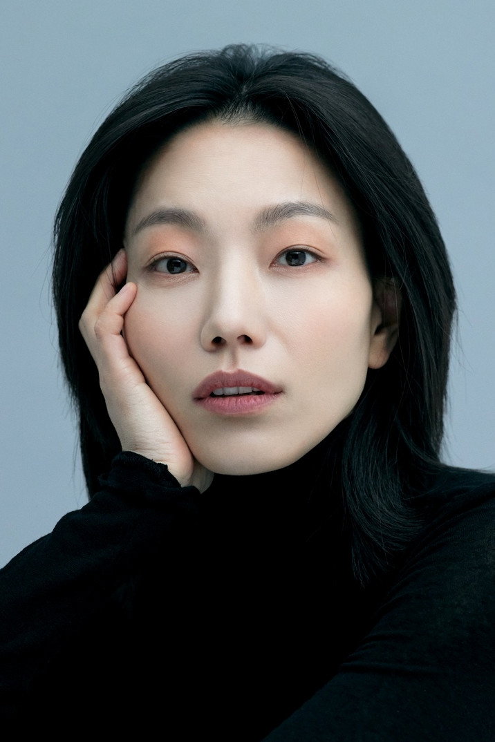 김신록 as Jin Myung-sook in Tastefully Yours