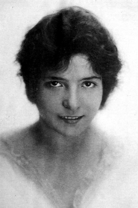 Zena Keefe as Maria, Giulia's Sister in The Mills of the Gods