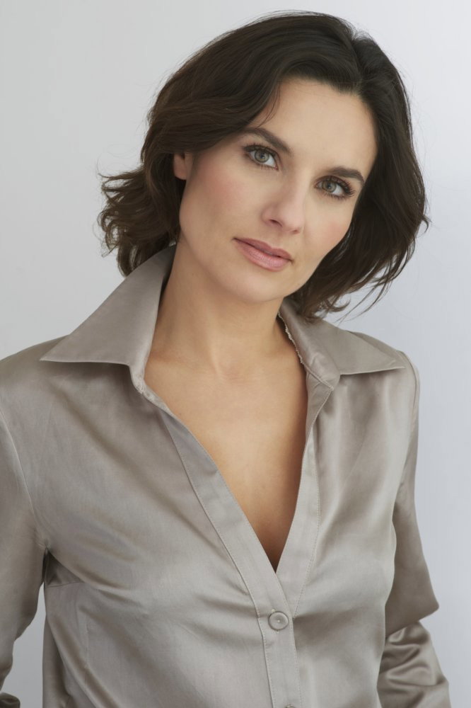 Noémie Kocher as Léonie Bourg-Thibourg in Duel