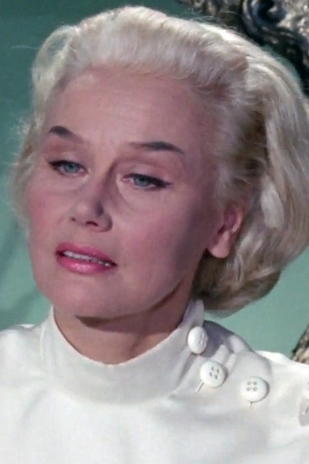 Edith Schneider as Hanna, seine Frau in Finale
