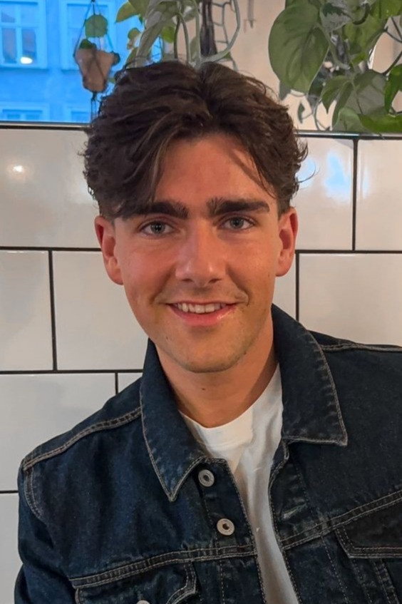 Jeppe Ølgaard as Sig selv in 24 stjerners julekalender
