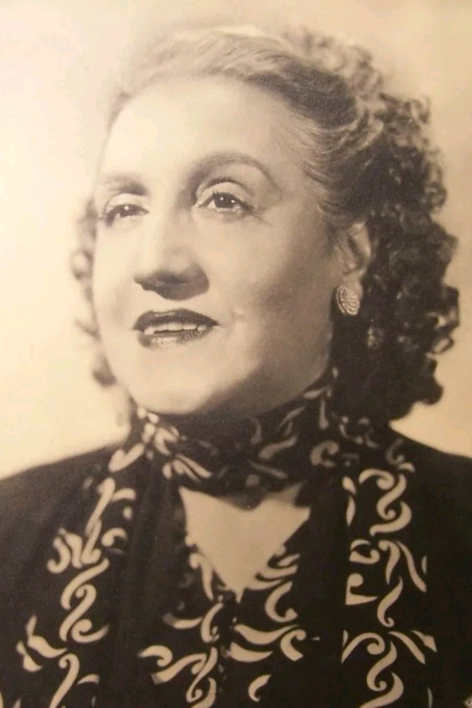 Amelia Chellini as Zia Lia in L'allegro fantasma