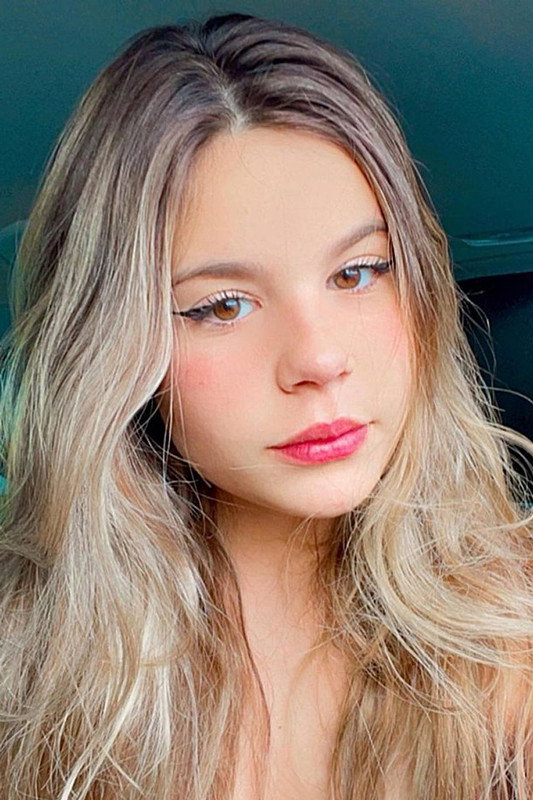 Luara Fonseca as Florinha in Partiu América