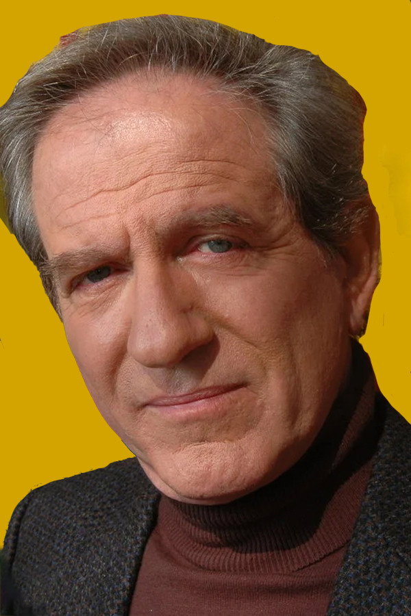 Pablo Alarcón as Roberto Caride in Rosa de lejos