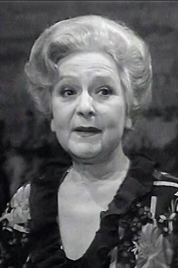 Laura Carli as Madre di Luciano in Il cantante misterioso