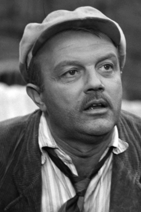 Eliasz Kuziemski as recepcjonista w hotelu "Angleterre" in Misja