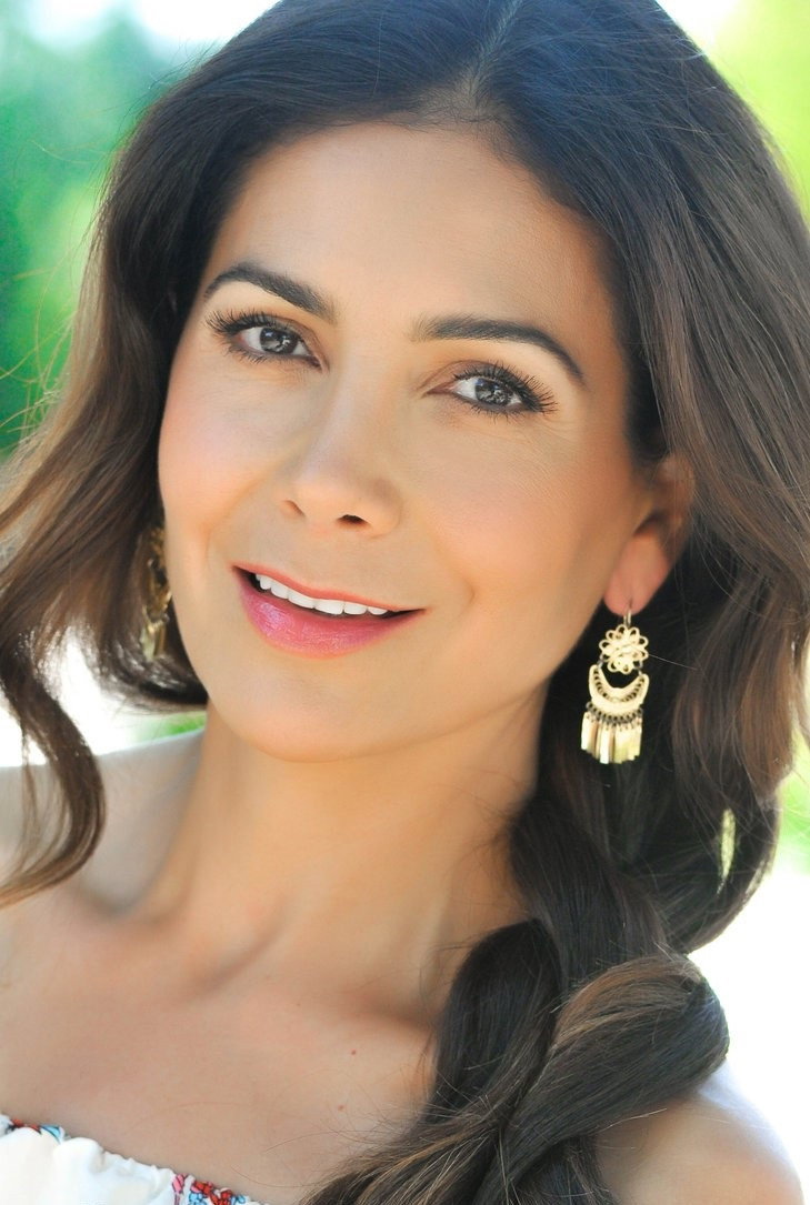 Patricia Manterola as Lorena García in Acapulco, cuerpo y alma