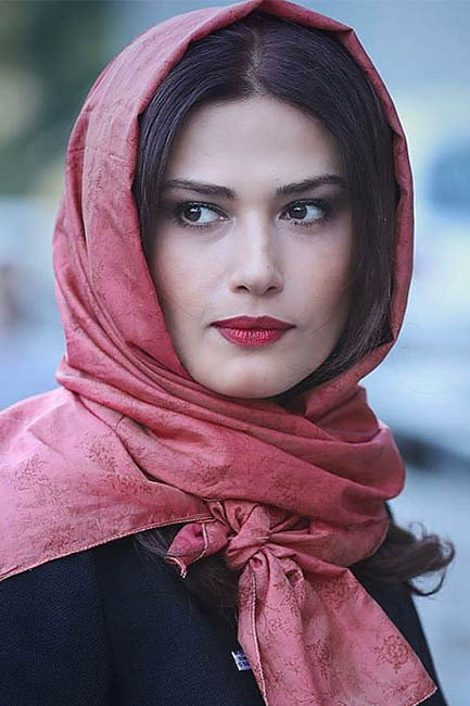 لادن مستوفی as Mahtab Mahtasham in Fereshteh's Sin