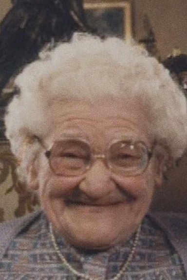 Marthe Jarnias as Old Aunt Lydie in Vagabond