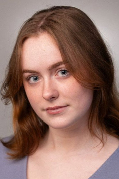 Emma Harmon as Eve in 5:00