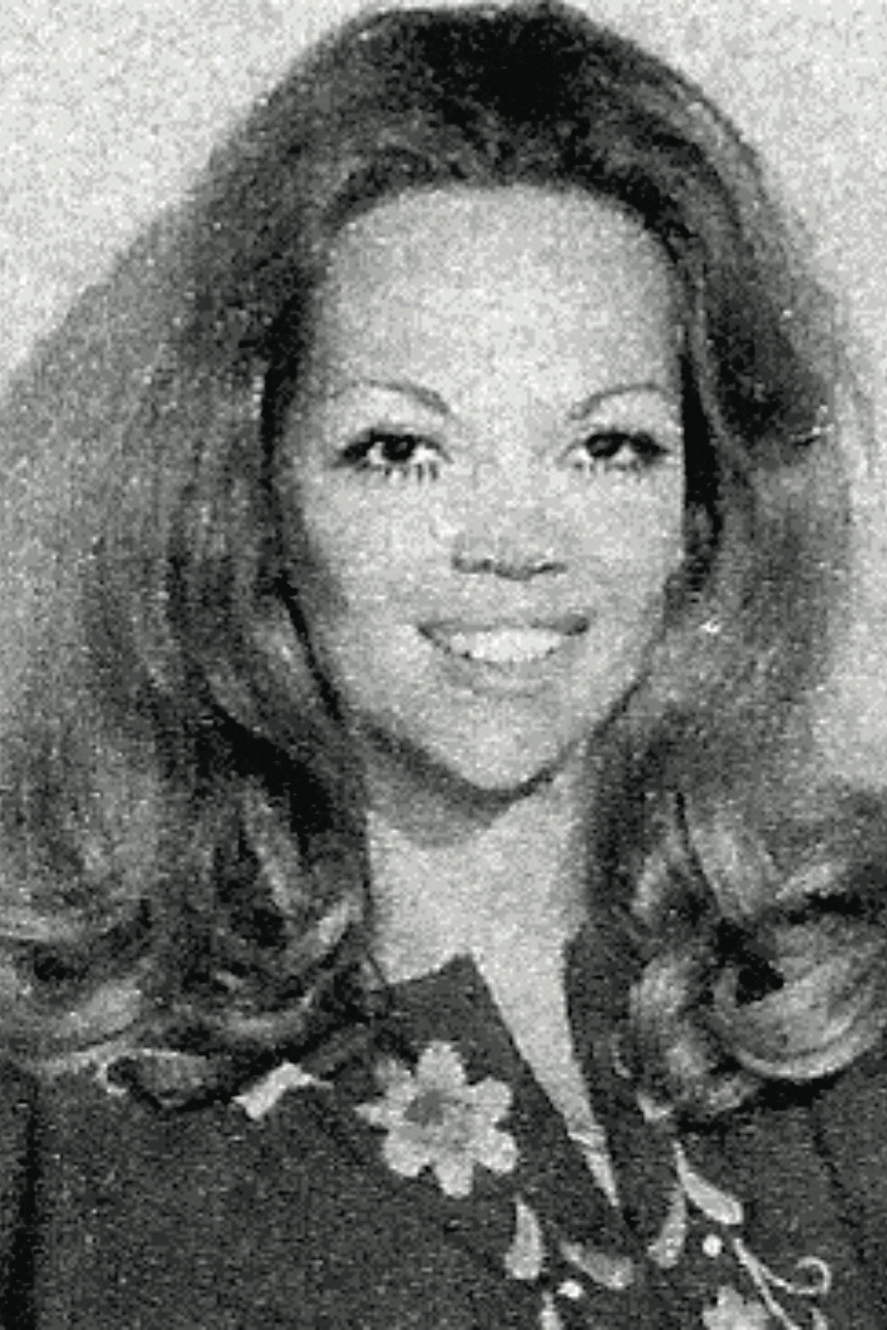 Lilian Fernandes as Tia Laura in Meu Marido