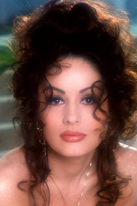Leslie Glass as Omay in Vampire Vixens from Venus