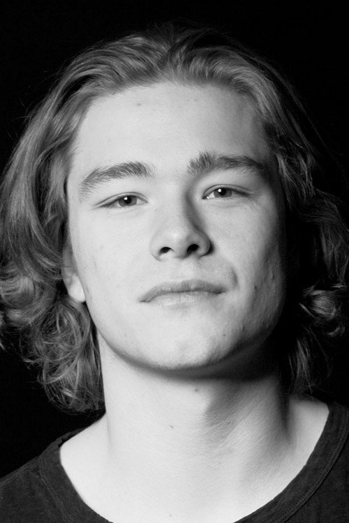 Jonas Hoff Oftebro as Petter in The Birdcatcher