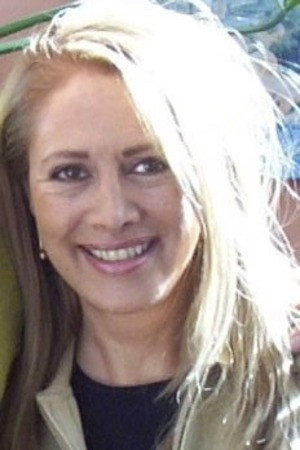 Celmira Luzardo as Patricia in El amor es más fuerte