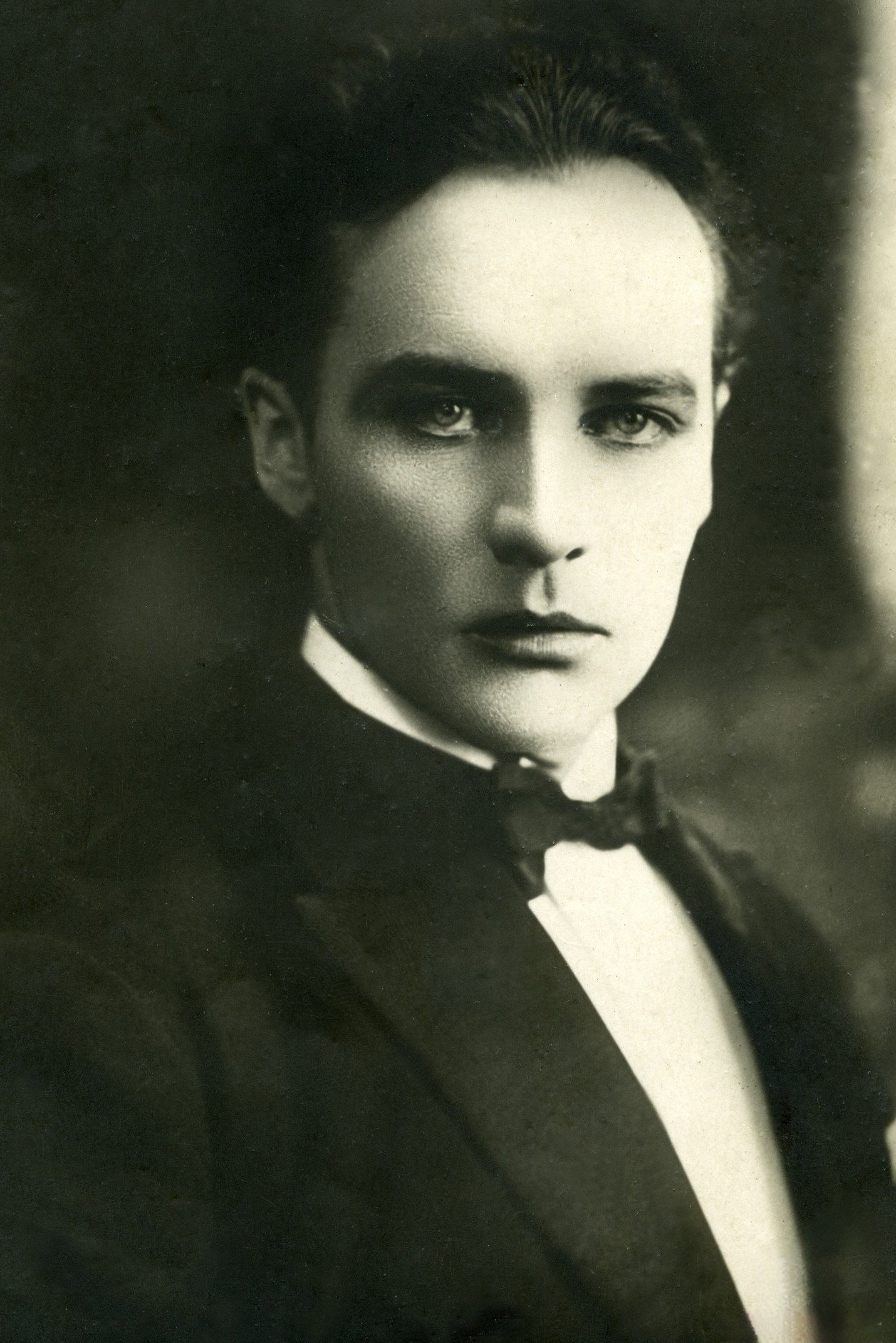 Igo Sym as Eugeniusz Rancewicz, manager in Pałac na kółkach