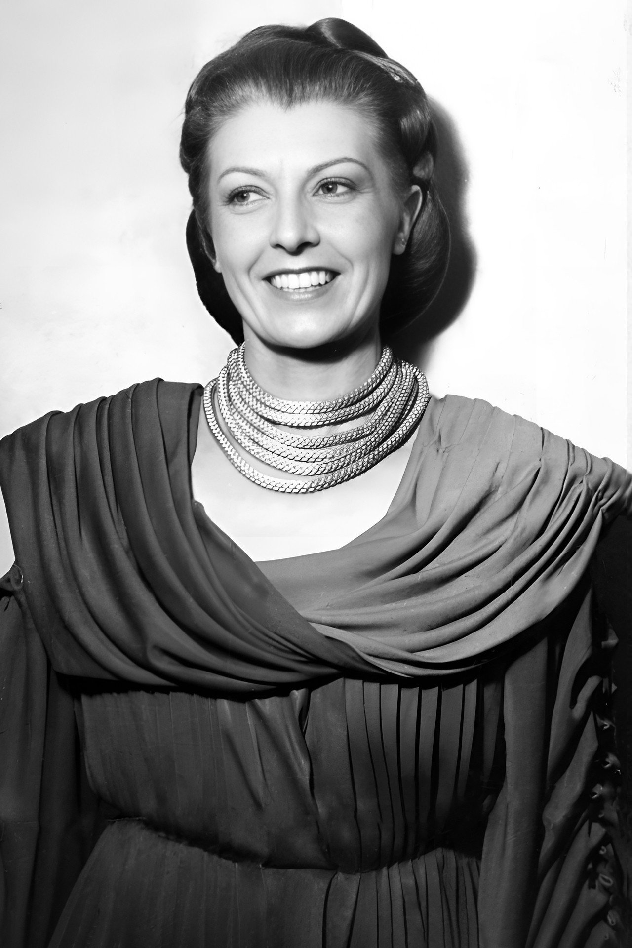 Line Noro as Edith in I Accuse