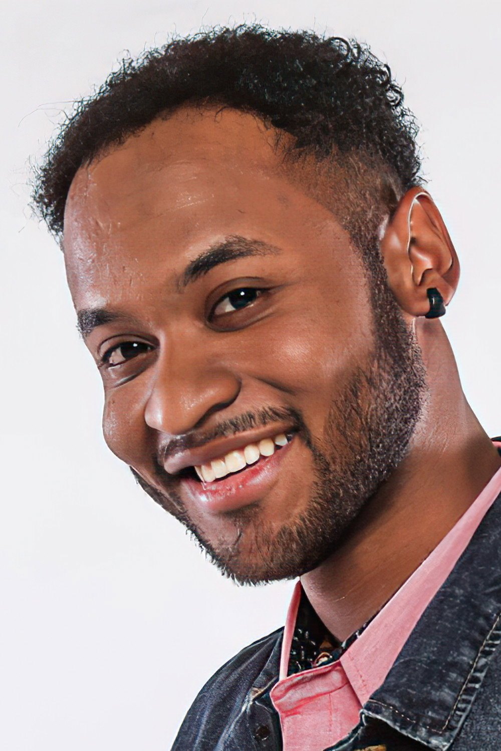 Lucas Mosquera as Alexander Bedoya in Amor a la Catalán