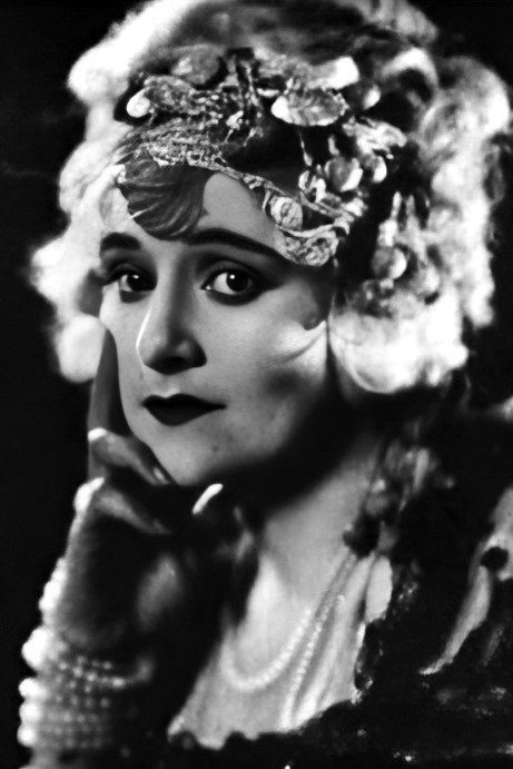 Fontaine La Rue as Rita Morris (as Fontine La Rue) in Borrowed Clothes