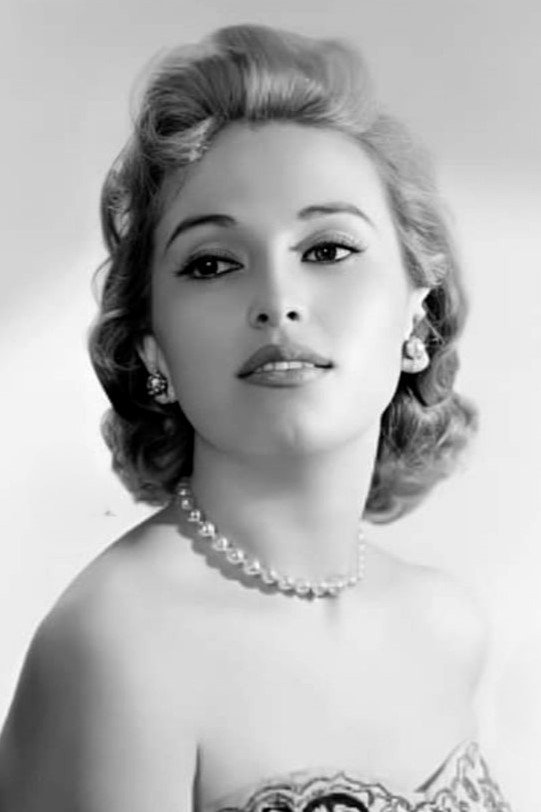 Luz María Aguilar as Clara González de Alba in Una luz en el camino
