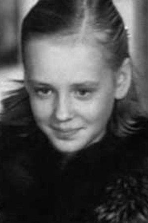 Irina Ivanova as Polina in Peasants