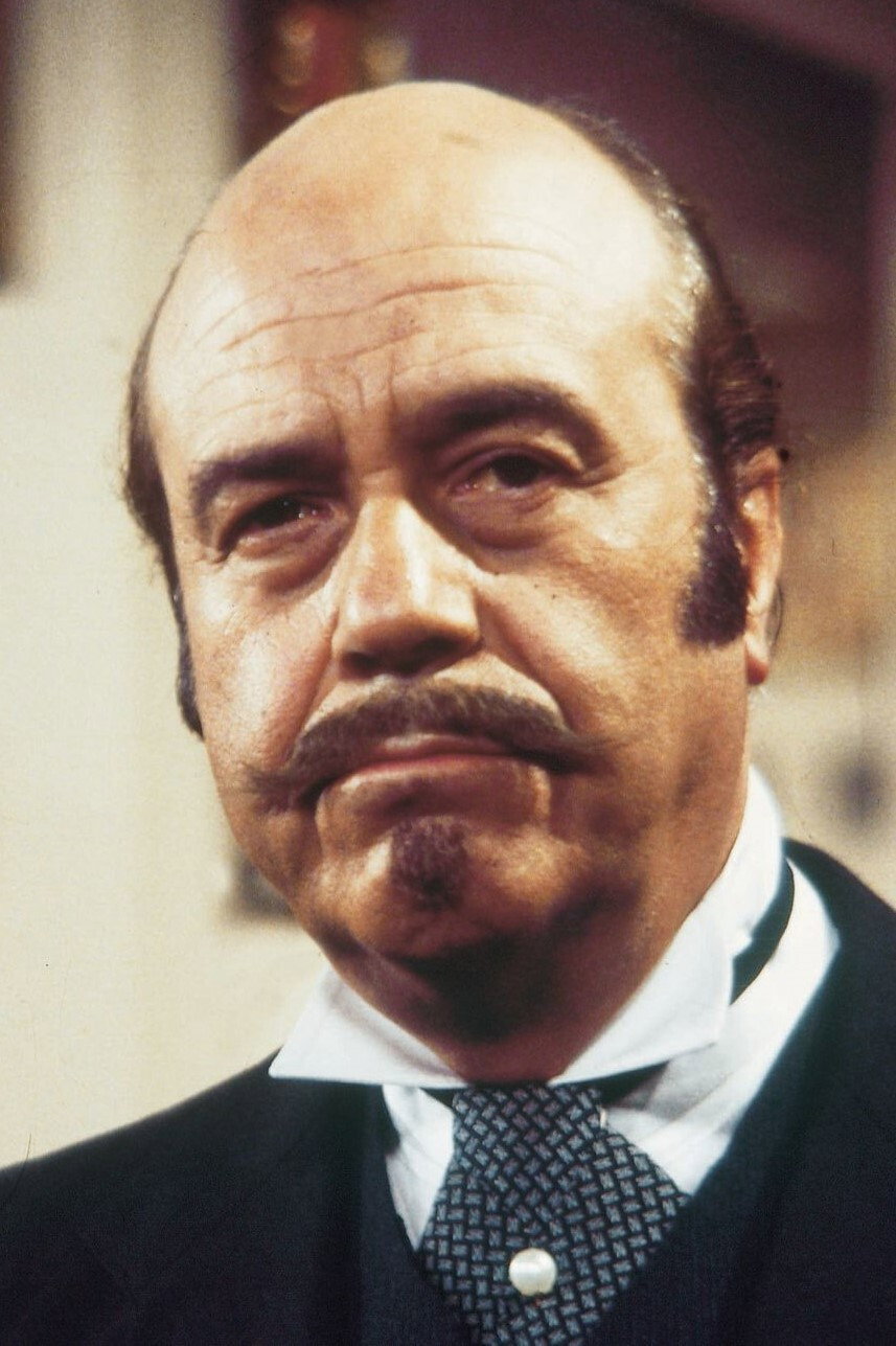 Valeriano Andrés as Don Zacarías in Los porretas